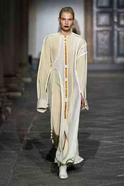 Look 10